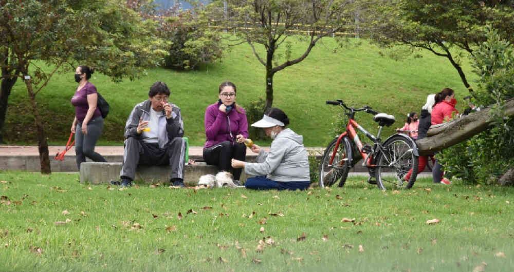 En los gimnasios biosaludables de los parques públicos se debe usar gel antibacterial, alcohol o lavarse las manos y evitar tocarse el rostro. Foto: Alexandra Ruiz/SEMANA