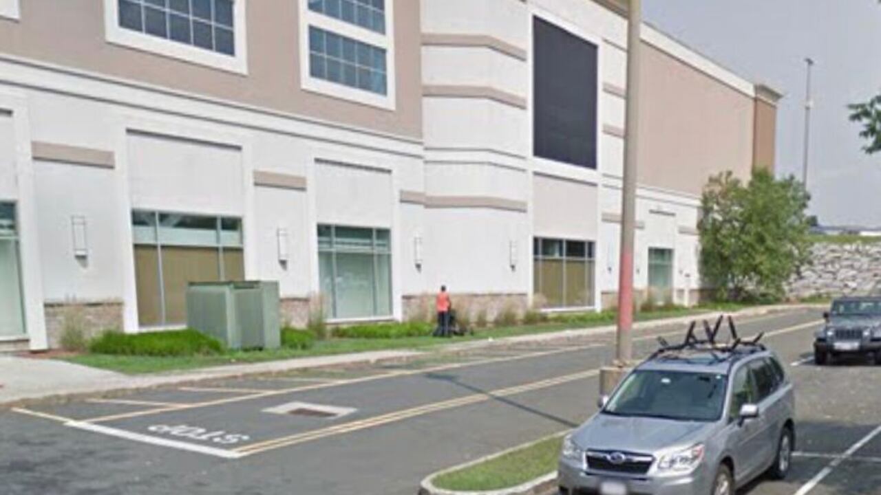 Un hombre murió en el tiroteo en el centro comercial Holyoke Mall en Ingleside, que tuvo lugar alrededor de las 7 p.m.