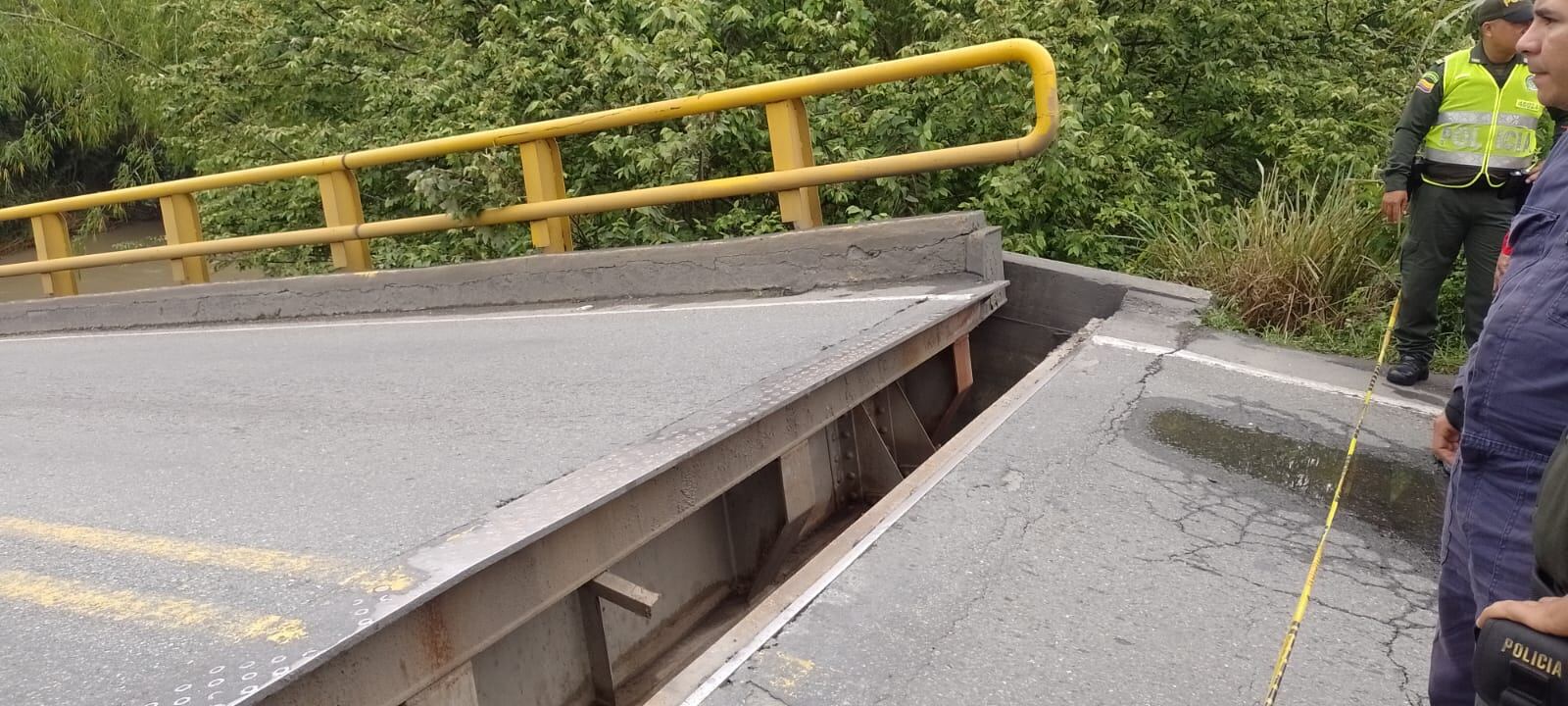 Un día después del colapso, así se ve el puente sobre el río La Vieja: los daños son impresionantes.