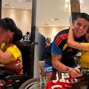 El goleador de Brasil 2014 posó con alegría junto con la joven.