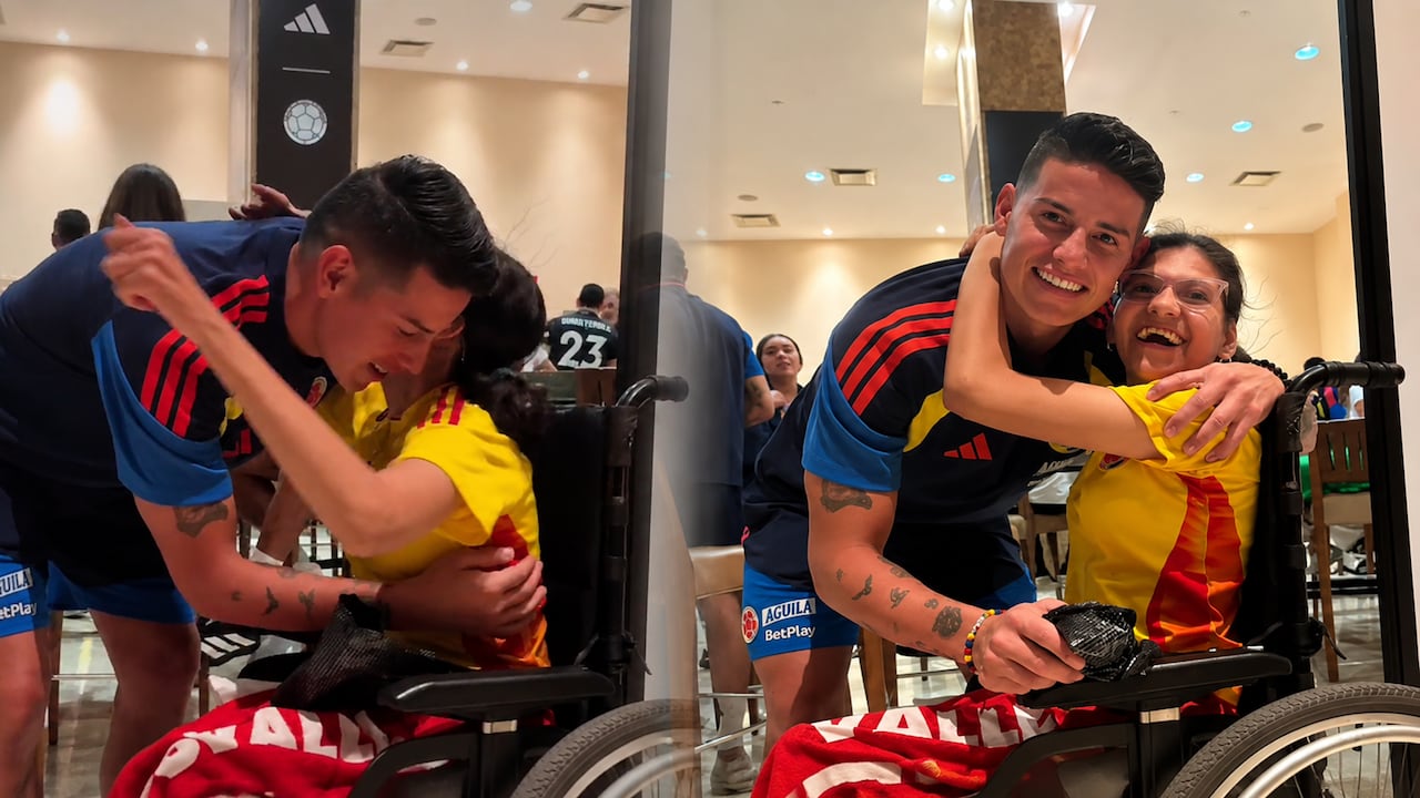 El goleador de Brasil 2014 posó con alegría junto con la joven.
