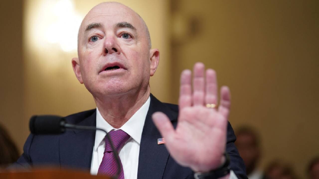 El secretario del Departamento de Seguridad Nacional (DHS), Alejandro Mayorkas, exhortó a los migrantes a buscar rutas legales.