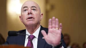 El secretario del Departamento de Seguridad Nacional (DHS), Alejandro Mayorkas, exhortó a los migrantes a buscar rutas legales.