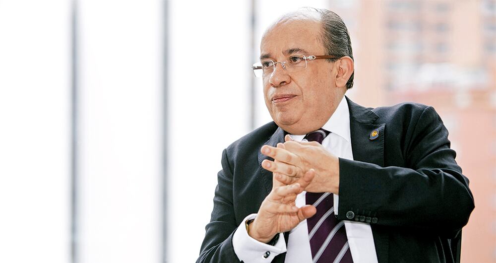    Jaime Alberto Leal ha venido siendo reelegido como rector de la Unad desde 2004. Lo señalan de nepotismo y de direccionamiento de contratos.