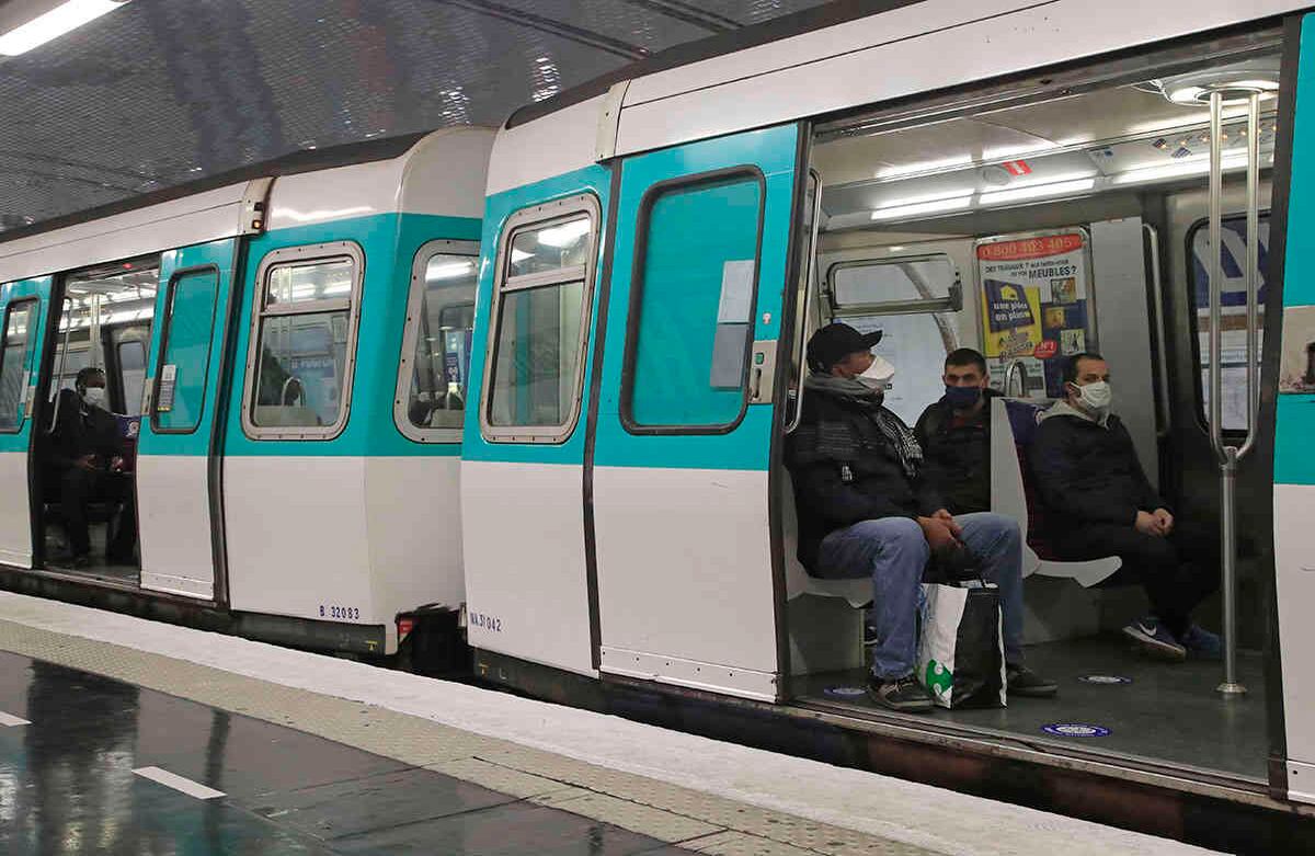 Personas usan máscaras faciales para ayudar a frenar la propagación del coronavirus mientras viajan en el metro en París, el lunes 11 de mayo de 2020. Foto: Michel Euler/AP
