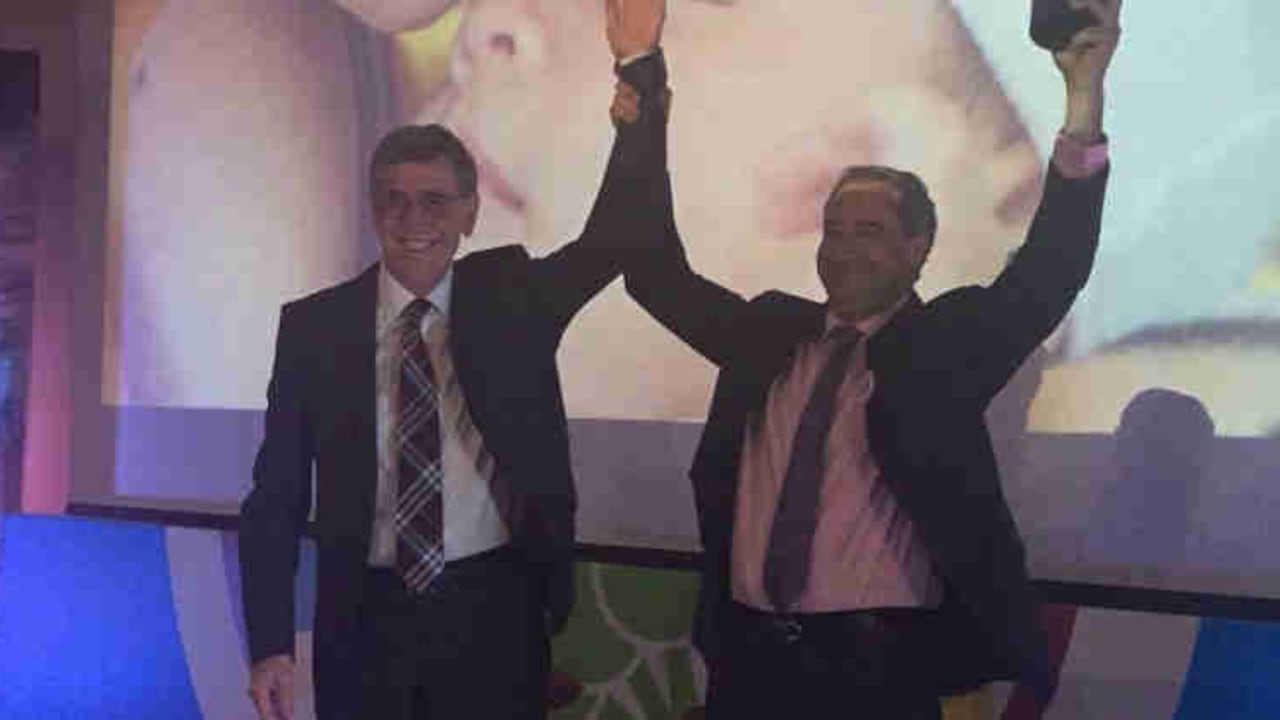 Carlos Enrique Cavelier recibiendo el premio durante la ceremonia en el Hotel Radisson en Bogotá.