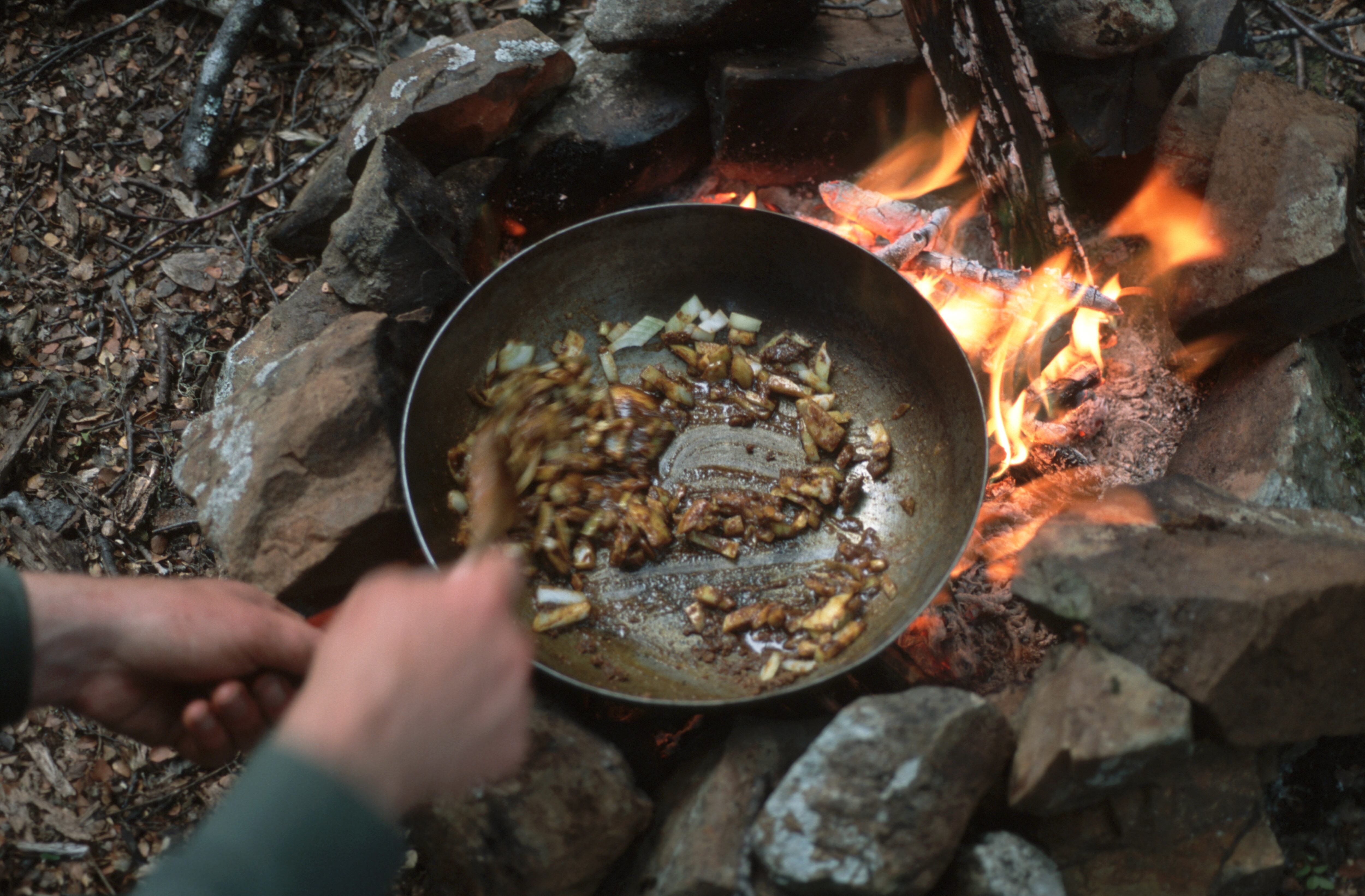 ¿Cómo limpiar un sartén quemado?