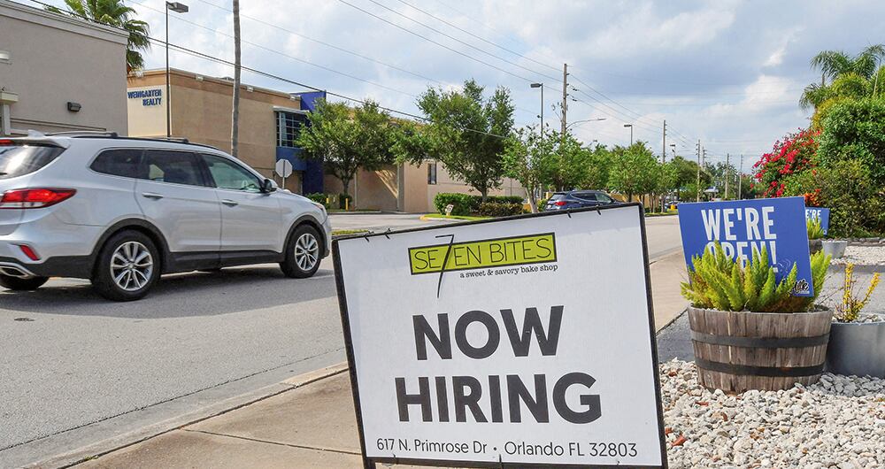 Los efectos de la pandemia y los subsidios por desempleo parecen ser algunos de los culpables por las renuncias masivas. Foto: AFP