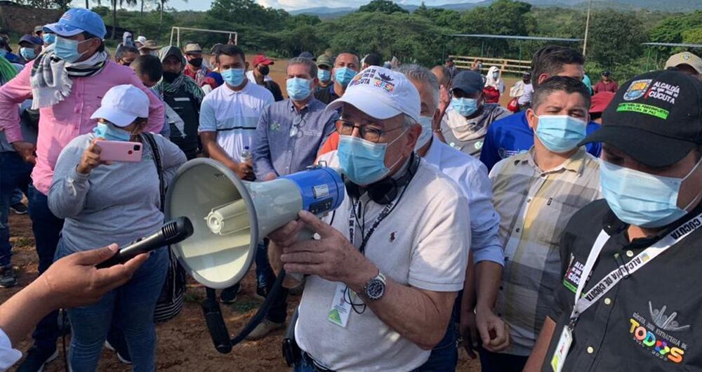 Jairo Yáñez, alcalde de Cúcuta (centro).