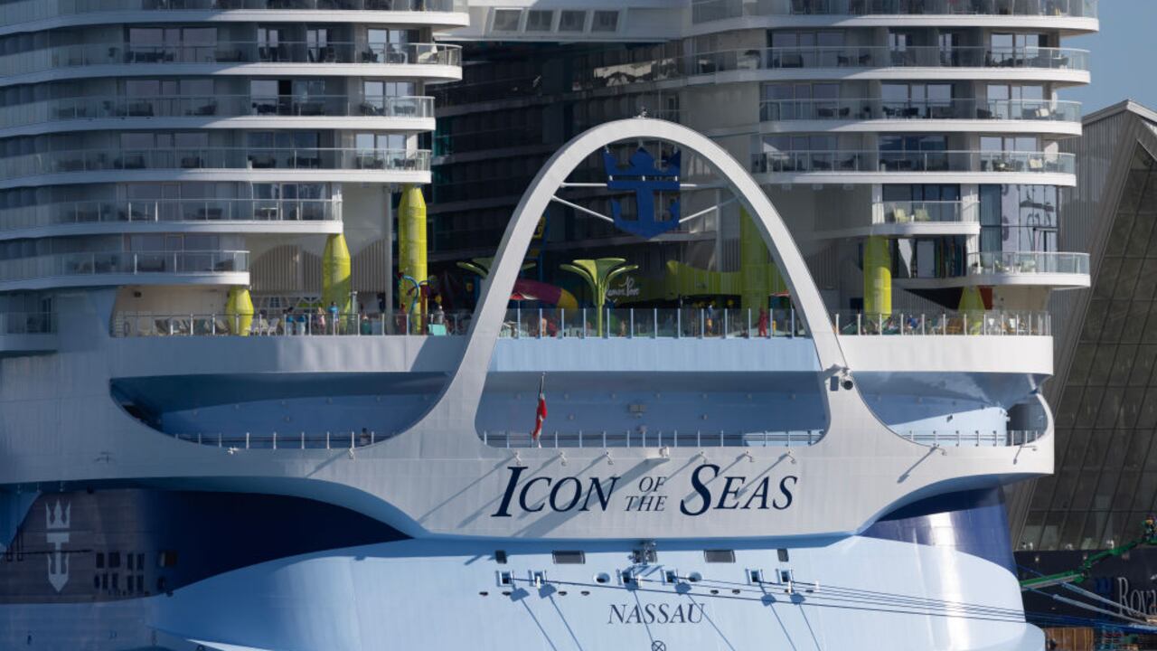 Miembros de la tripulación despliegan un bote de rescate en respuesta al trágico incidente que ocurrió durante la primera noche del viaje del Icon of the Seas. El barco se detuvo durante aproximadamente dos horas para colaborar con la Guardia Costera en la misión de búsqueda y rescate.