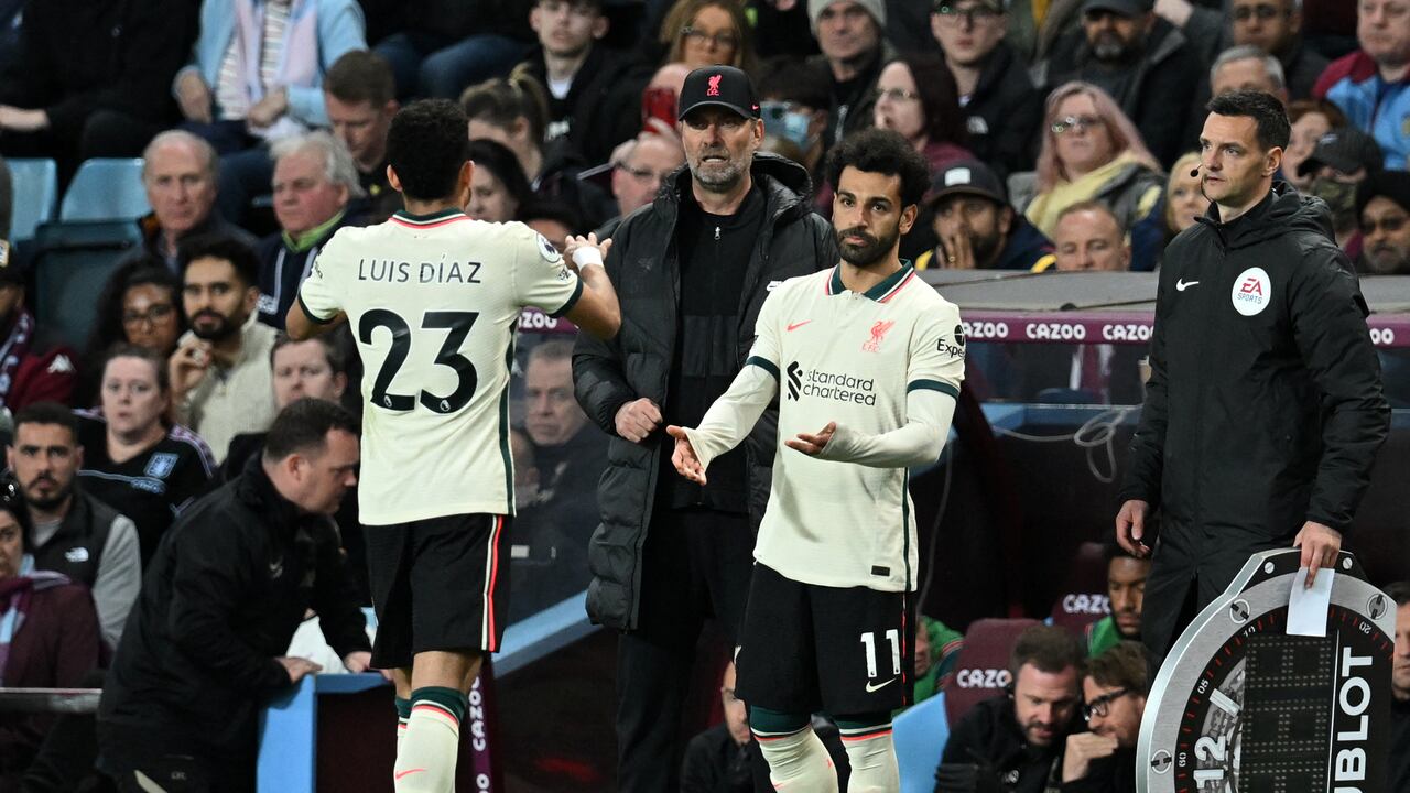 Mohamed Salah y Luis Díaz celebraron juntos el gol de la victoria ante el Aston Villa