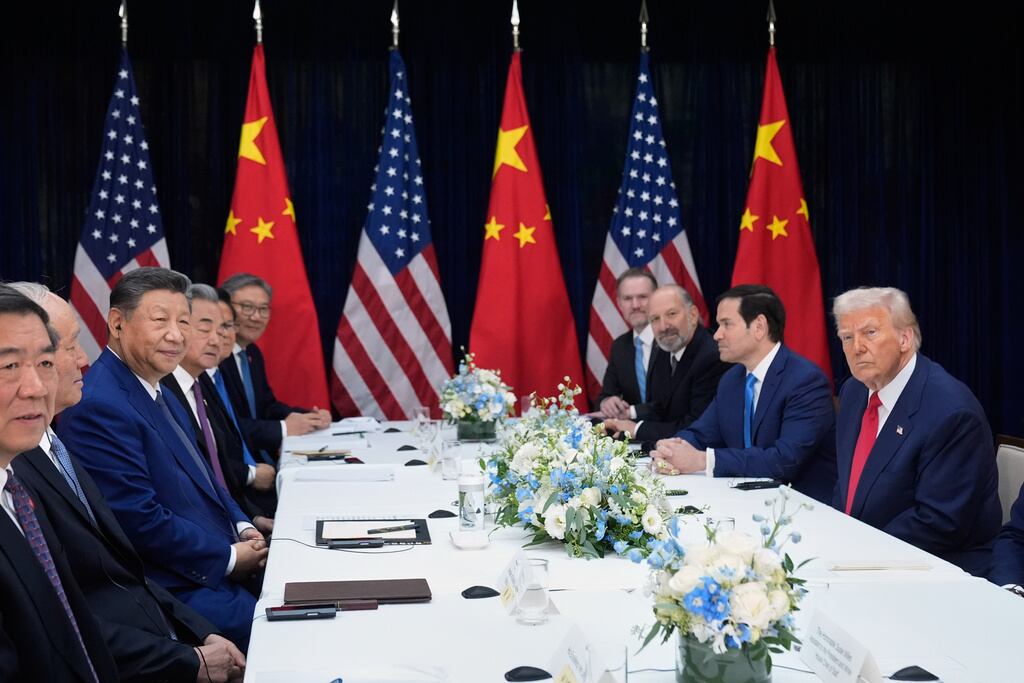 El presidente Donald Trump, a la derecha, y el presidente chino Xi Jinping, tercero por la izquierda, mantienen su reunión cumbre en el aeropuerto internacional de Gimhae en Busan, Corea del Sur, el jueves 30 de octubre de 2025. (Foto AP/Mark Schiefelbein)