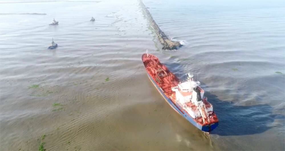 Imagen aérea del buque Nordic Wolverine y la zona en que encalló, en la entrada del Puerto de Barranquilla.