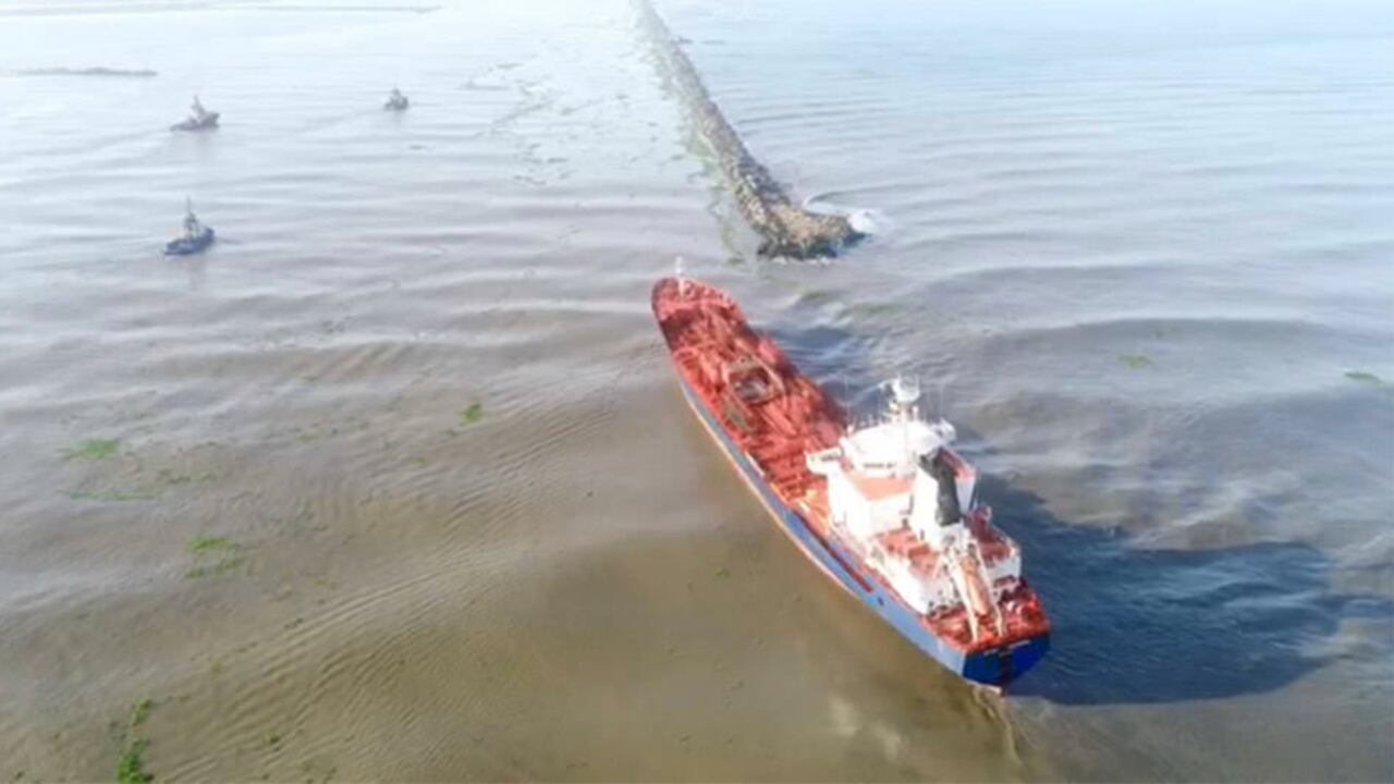 Imagen aérea del buque Nordic Wolverine y la zona en que encalló, en la entrada del Puerto de Barranquilla.