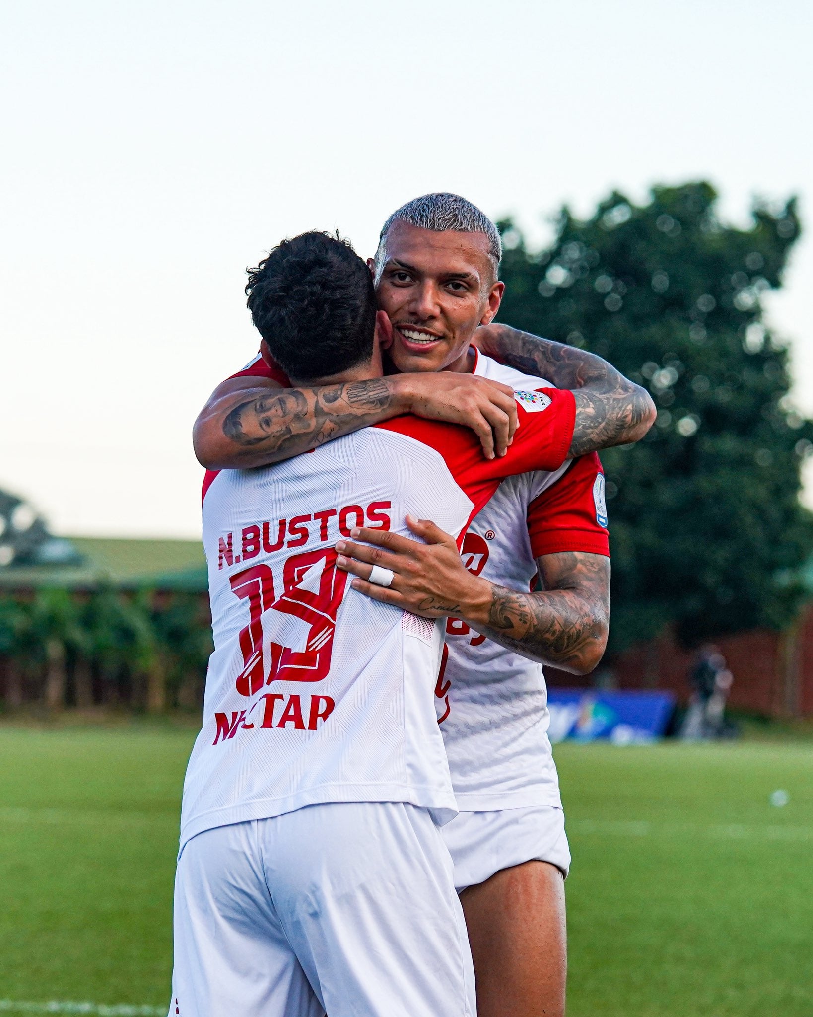Nahuel Bustos celebra con Fagúndez
