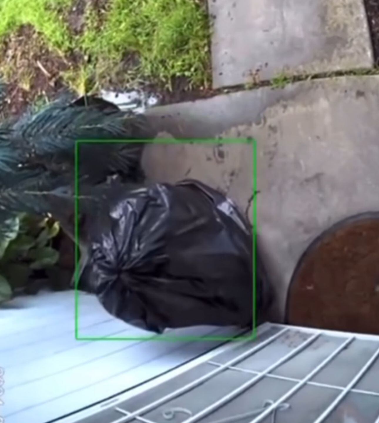 El ladrón usó una bolsa de basura para acercarse a la vivienda.