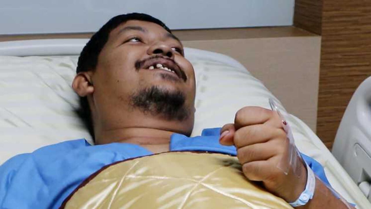 A pesar del conmocionante incidente, Attaporn Boonmakchuay no dejó de sonreír en el hospital.