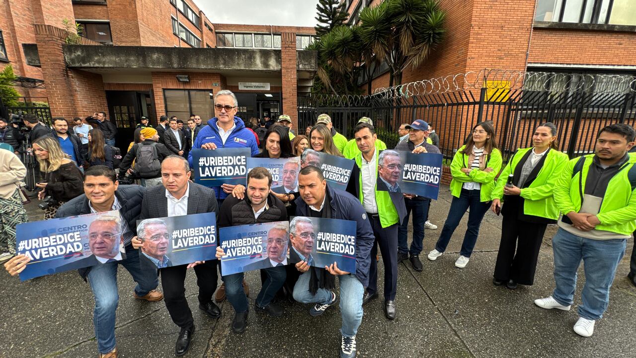 Los congresistas del Centro Democrático acompañaron al expresidente Álvaro Uribe al juicio en Paloquemao.