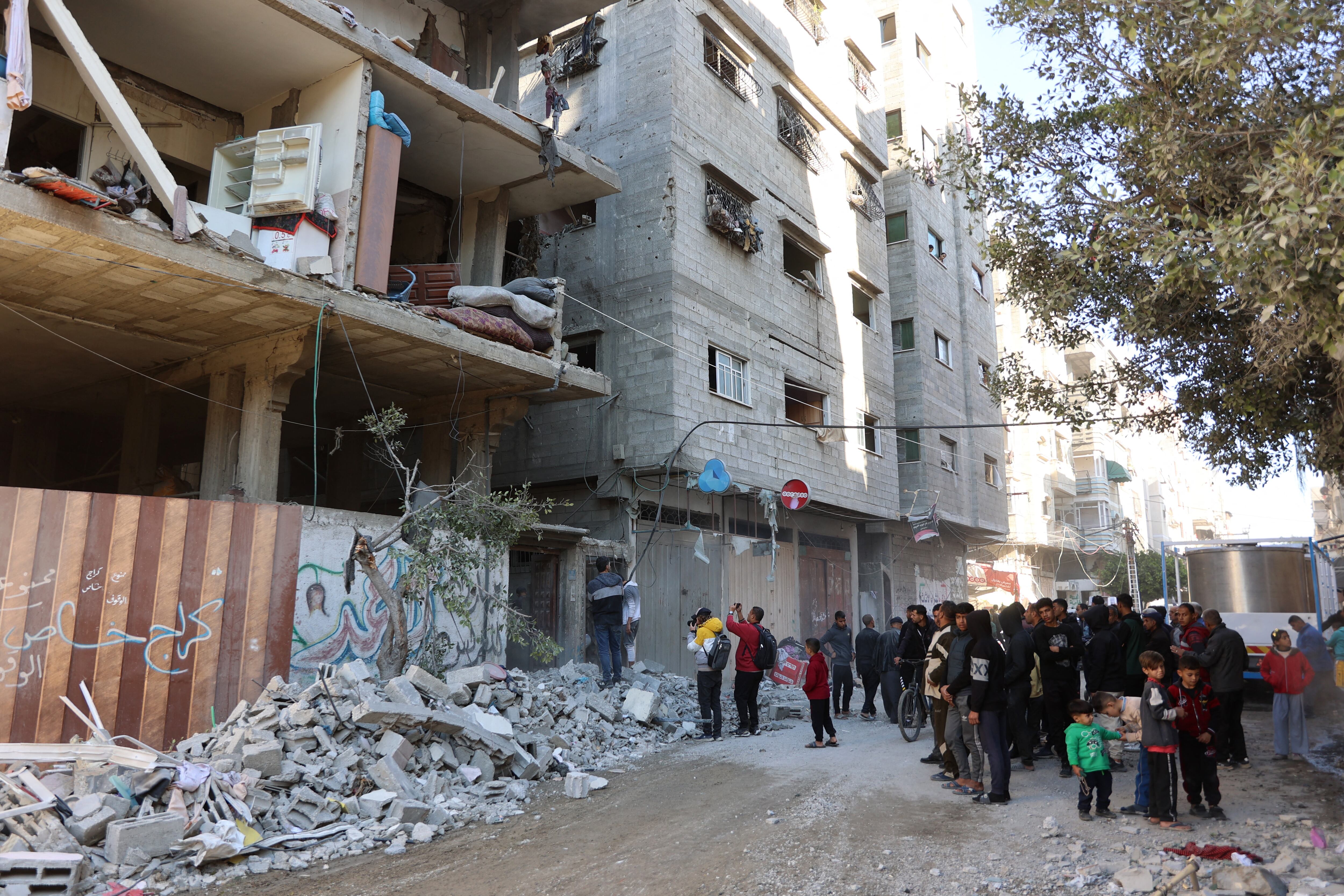 Los rescatistas encontraron en la madrugada 18 cuerpos tras los ataques, que dejaron decenas de heridos.