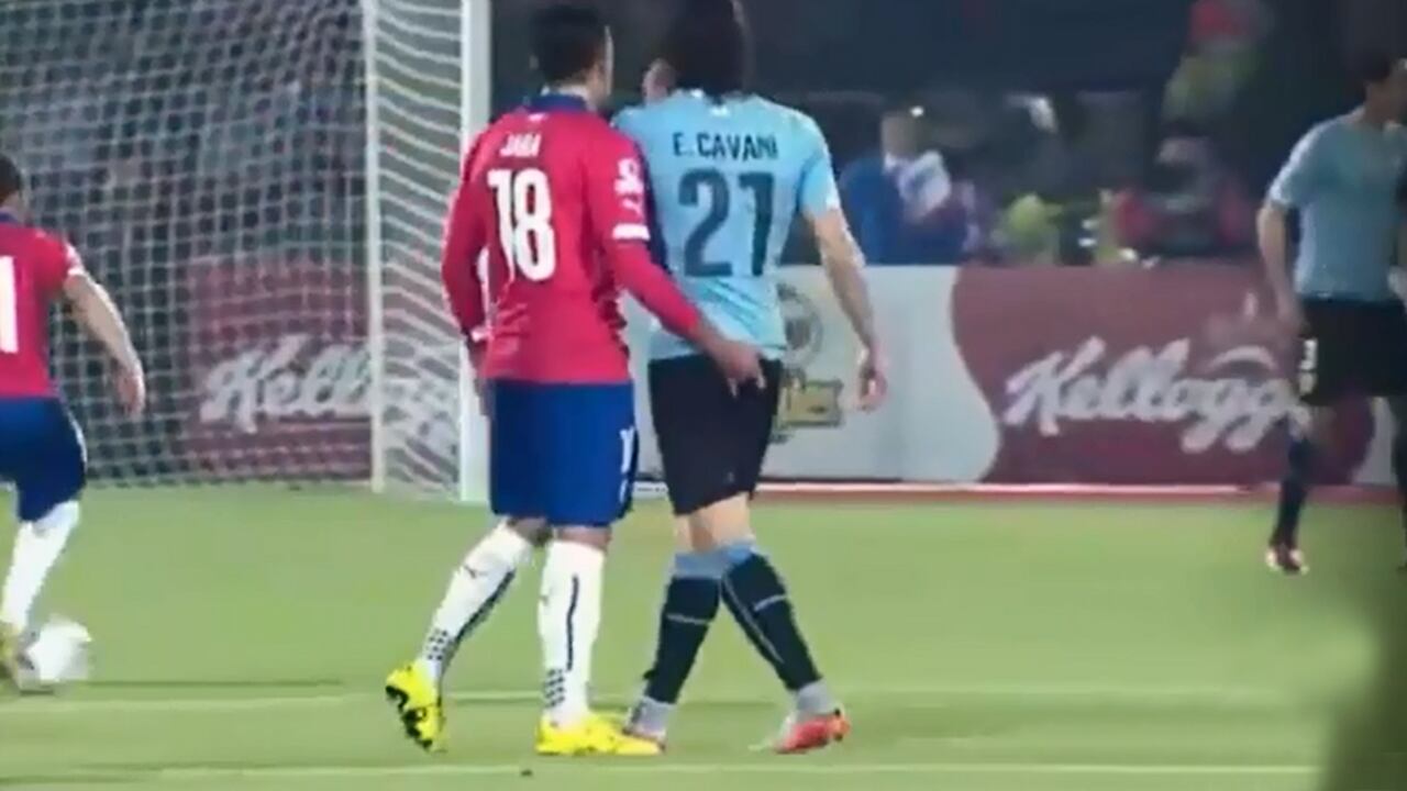 El momento en que Gonzalo Jara le mete los dedos en el trasero a Edinson Cavani.
