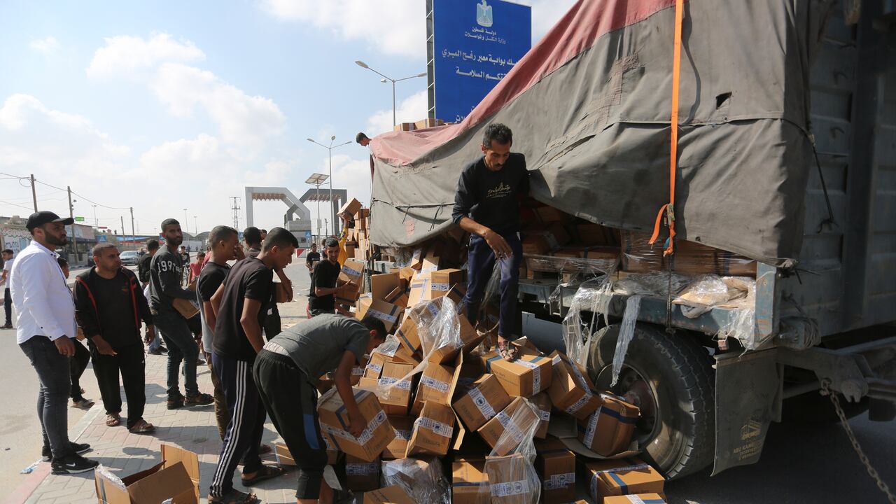 Palestinos saquean un camión que transporta ayuda humanitaria el 2 de noviembre de 2023, cerca del paso fronterizo de Rafah, en la Franja de Gaza. (AP Foto/Hatem Ali)