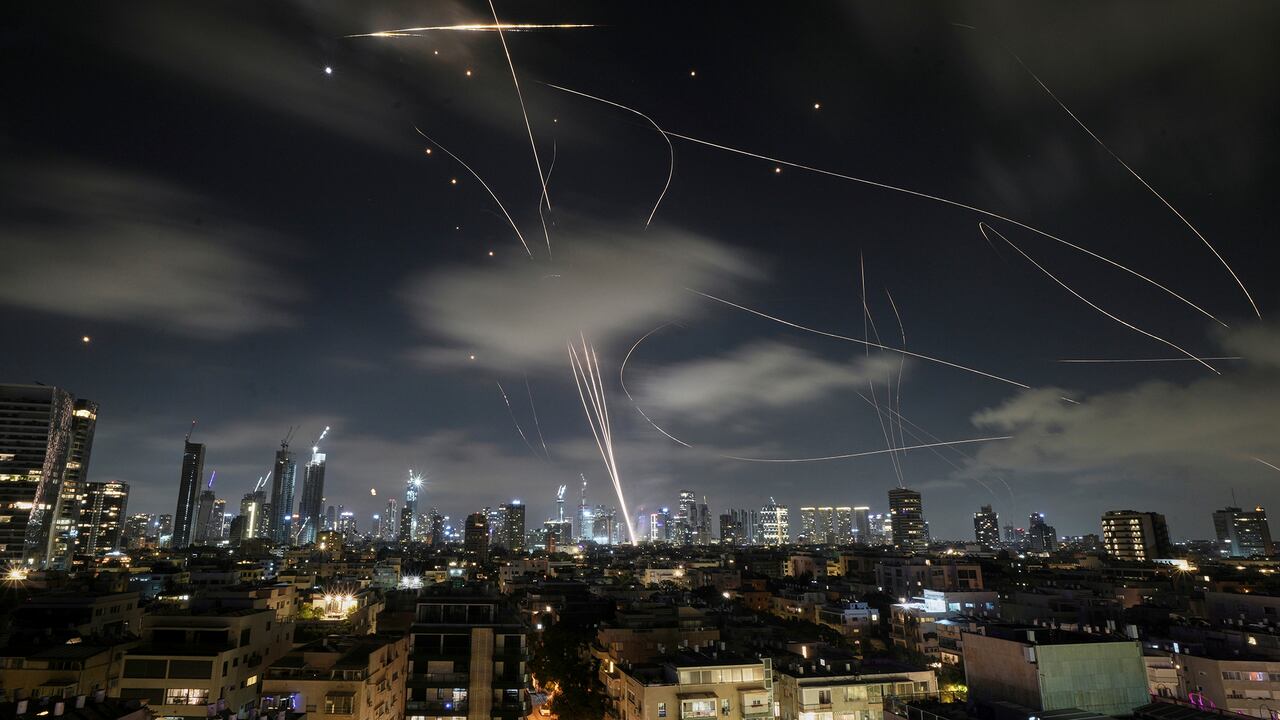 El sistema de defensa aérea israelí Iron Dome dispara para interceptar misiles durante un ataque iraní sobre Tel Aviv, Israel, a primera hora del miércoles 18 de junio de 2025.