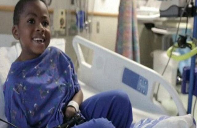 Cuatro equipos de cirujanos se turnaron para realizar la complicada operación que tomó 11 horas. 