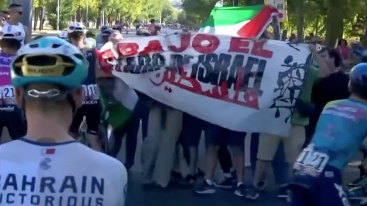 Manifestantes se lanzaron contra los ciclistas en la última etapa de la Vuelta a España.