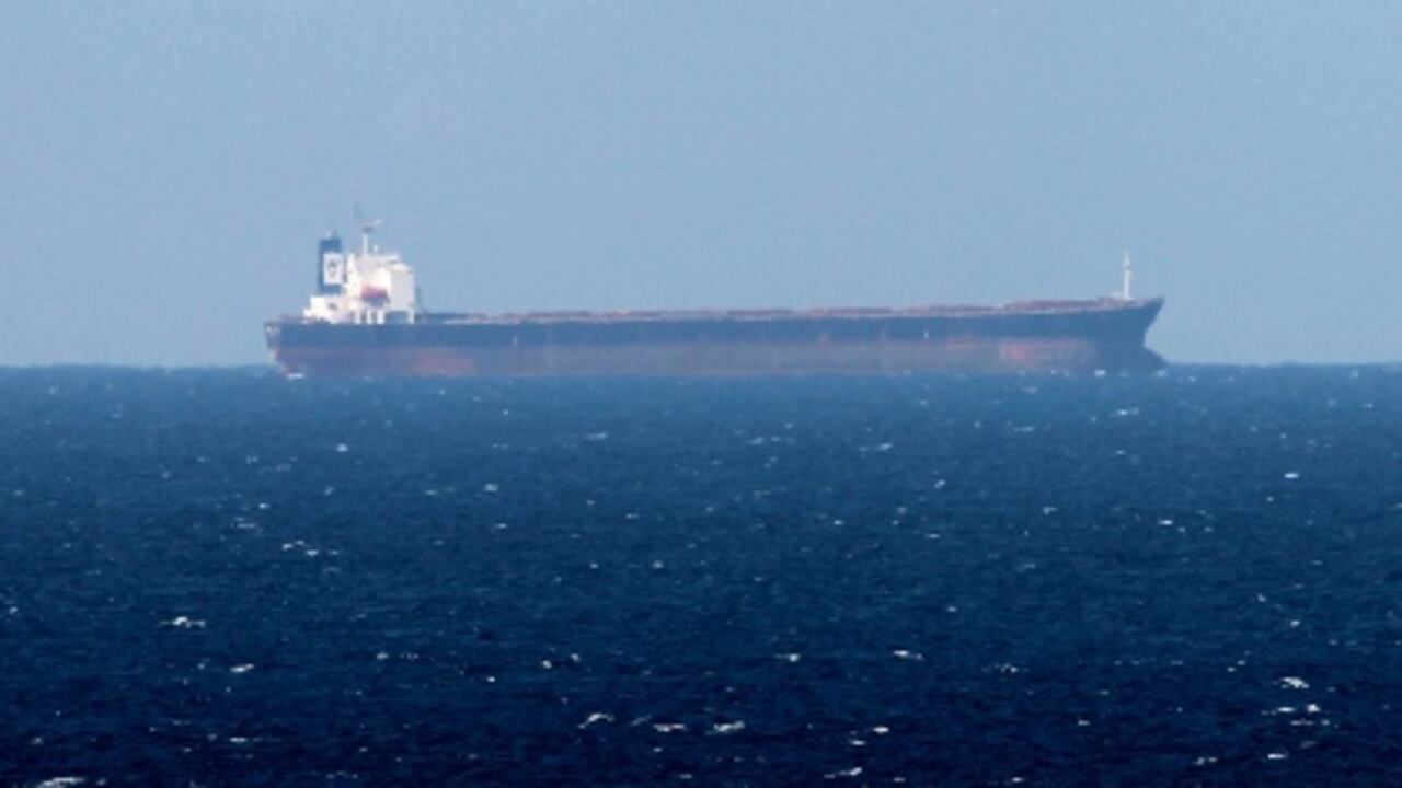 Petroleros cruzan el Estrecho de Ormuz, en Omán.