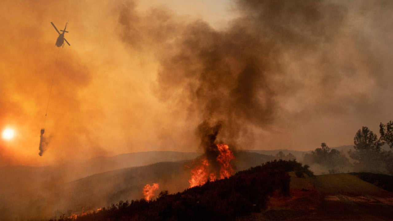 Arde California: el reciente incendio de Mendocino Complex es el mayor de la historia registrado en el oeste de Estados Unidos. Según Michael Mann, profesor de la Universidad Estatal de Pensilvania, el aumento de las temperaturas vinculado al cambio climático está provocando que los fenómenos “sean más extremos y difíciles de controlar”.