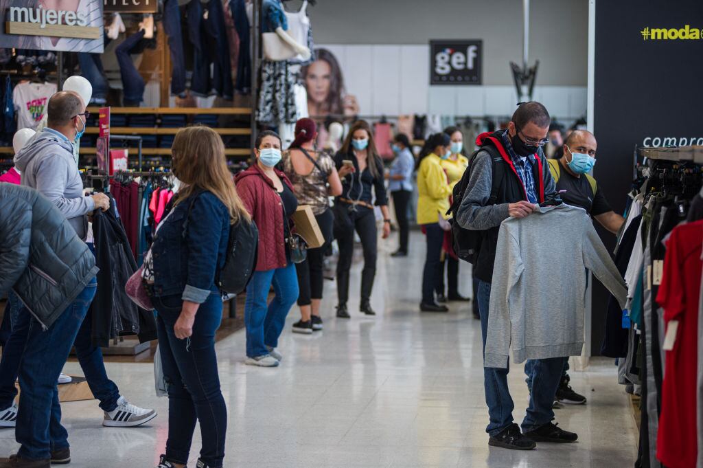 Gente en supermercados.