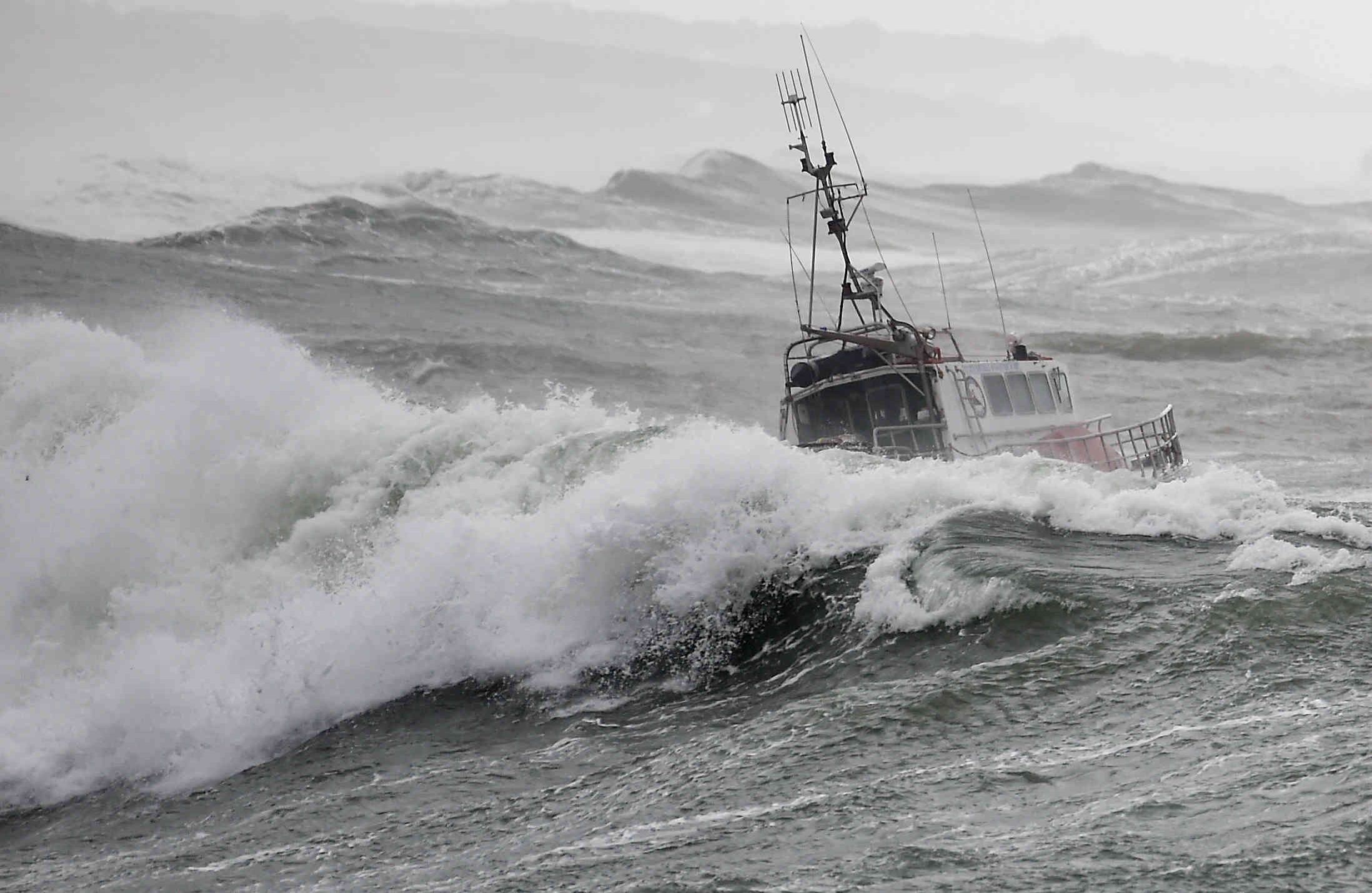 7 de junio - El barco SNS 061 de la Sociedad Nacional de Rescate Marítimo (SNSM) navega frente a las costas de Les Sables-d'Olonne. Tres rescatistas fallecieron luego de que el bote se volcara por la tormenta Miguel. FOTO: Sebastien SALOM-GOMIS / AFP