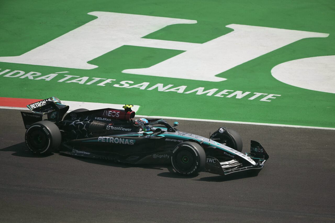 El piloto italiano de Mercedes, Andrea Kimi Antonelli, compite durante la primera sesión de práctica del Gran Premio de Fórmula Uno de la Ciudad de México.