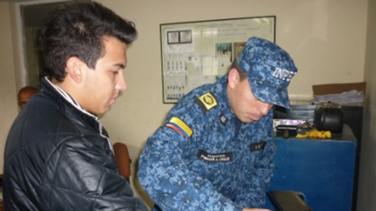Momentos en que Carlos Cárdenas, acusado de homicidio agravado por la muerte de Luis Andrés Colmenares, es reseñado por la guardia de la Cárcel Modelo.