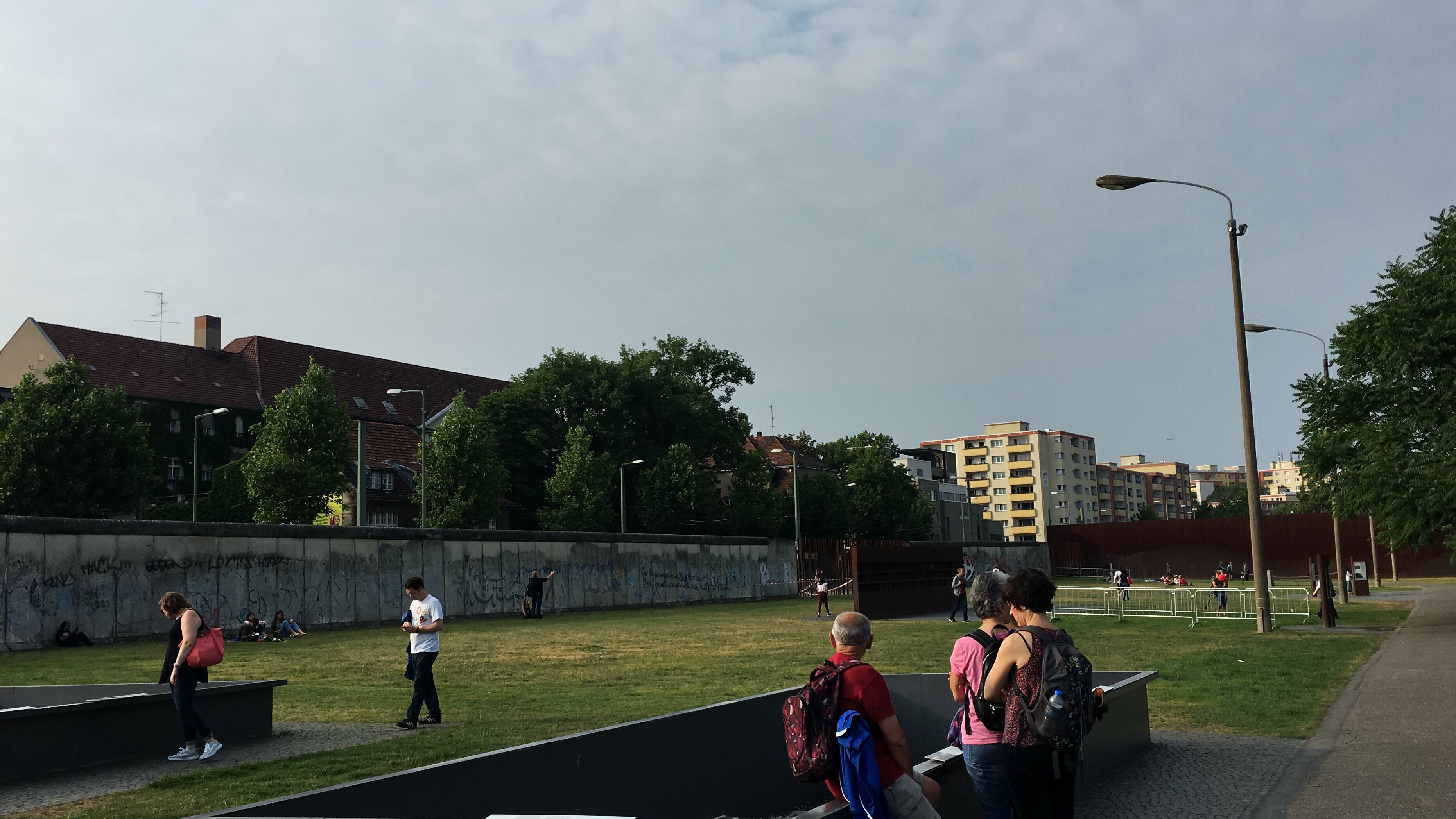 Del muro que antes dividió a los alemanes y al mundo, hoy solo quedan ruinas apetecidas por turistas.