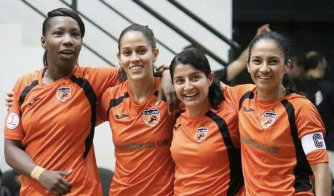 Angie Valbuena junto a compañeros en su etapa de futbolista.