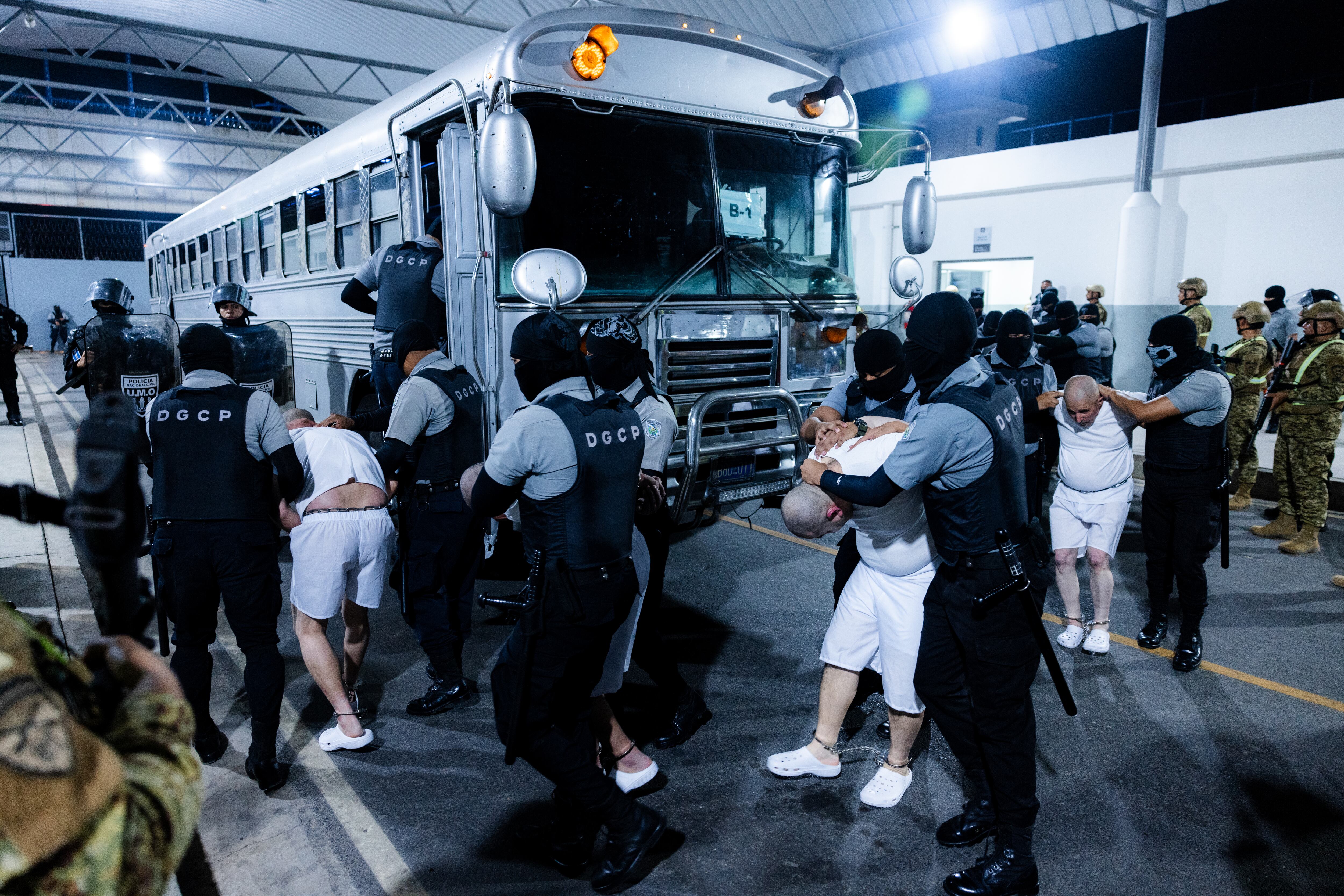 Todos los individuos son asesinos confirmados y delincuentes de alto perfil, incluidos seis violadores de niños, según Bukele