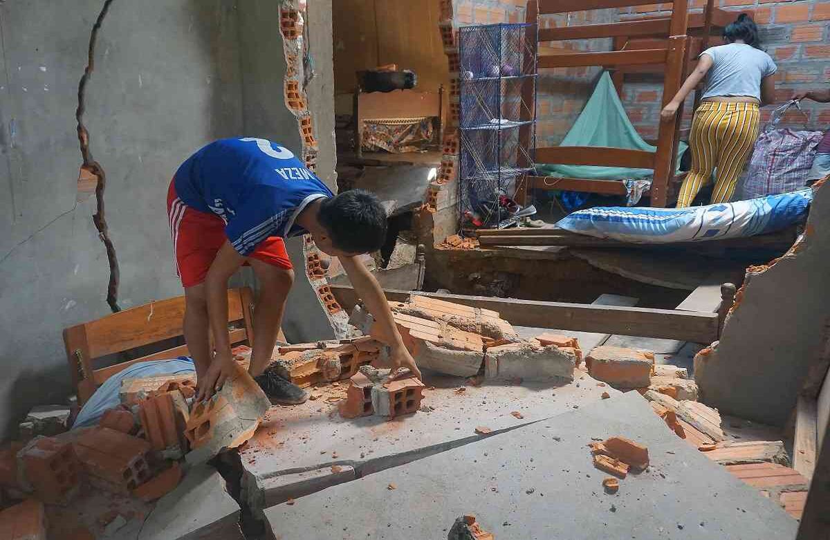 Este niño recoge parte de los escombros que dejaron casi destruída su casa. Foto: AFP