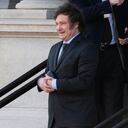 El presidente electo de Argentina Javier Milei sale del Edificio Eisenhower en los terrenos de la Casa Blanca después de una reunión con el asesor de Seguridad Nacional, Jake Sullivan, el martes 28 de noviembre de 2023, en Washington. (AP Foto/Evan Vucci)