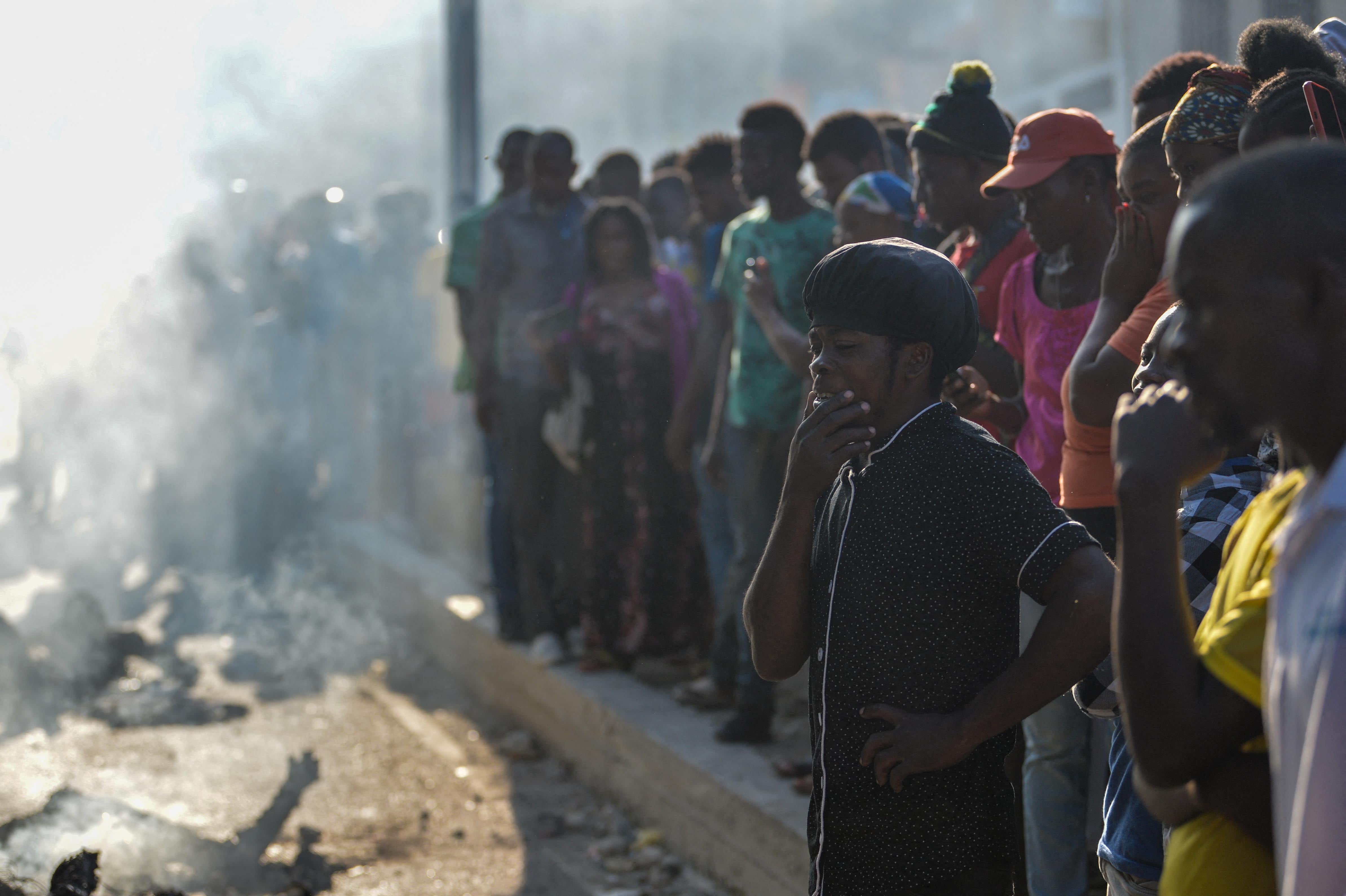 Un nuevo hecho de violencia -que agrava la situación en Haití- se produjo este lunes, luego de que una turba golpeó y quemó con neumáticos empapados de gasolina a 13 presuntos pandilleros hasta causarles la muerte. (Photo by RICHARD PIERRIN / AFP)