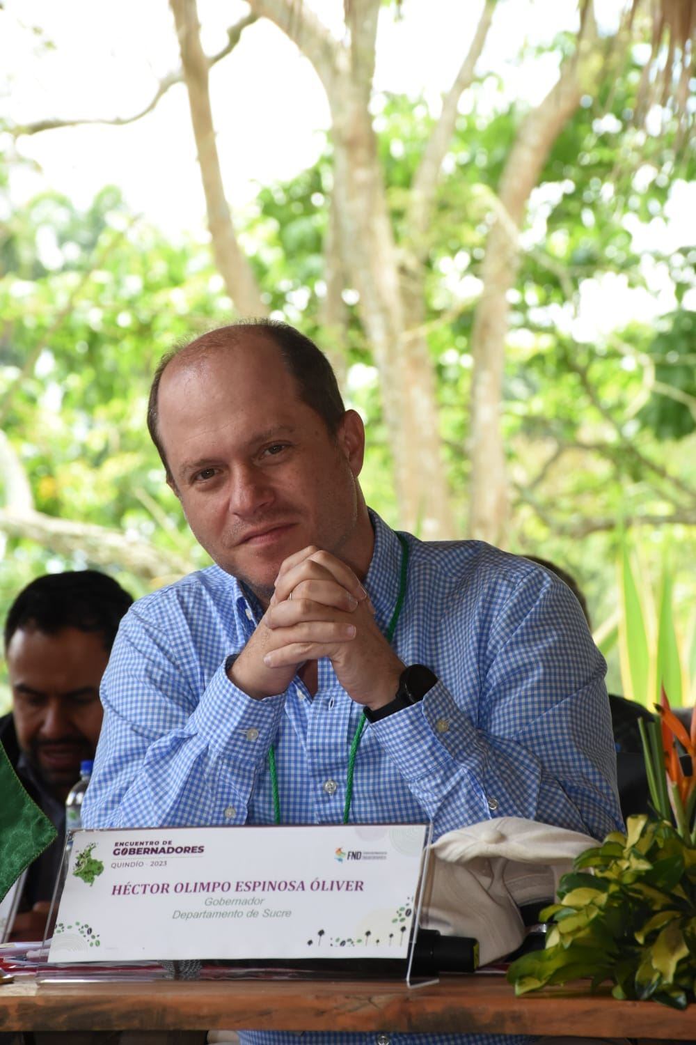 Héctor Olimpo Espinosa en la cumbre de gobernadores.