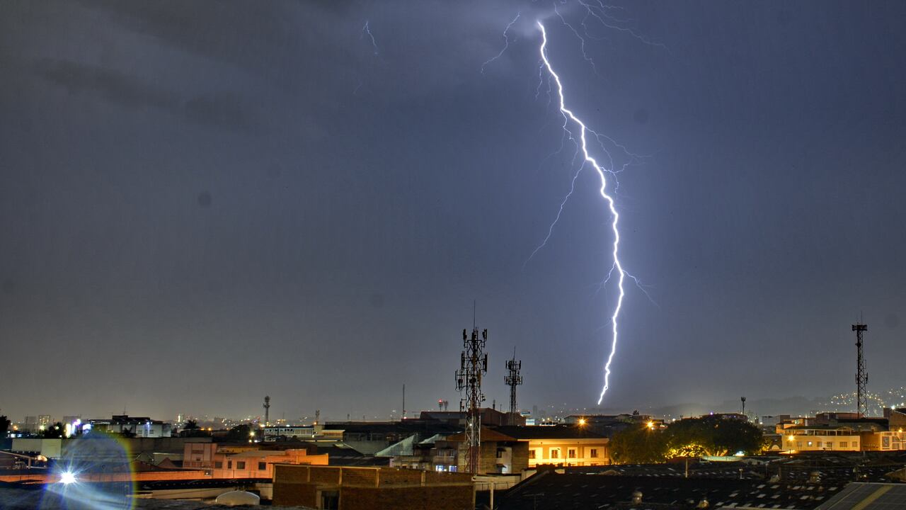 En medio de Fenómeno del Niño, se están presentando fuertes aguaceros con tormentas eléctricas, que tienen a los caleños sin saber si viene una ola de calor o de lluvias. Sin embargo, muchos agradecen estos aguaceros que refrescan la Sultana del Valle.