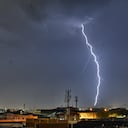 En medio de Fenómeno del Niño, se están presentando fuertes aguaceros con tormentas eléctricas, que tienen a los caleños sin saber si viene una ola de calor o de lluvias. Sin embargo, muchos agradecen estos aguaceros que refrescan la Sultana del Valle.