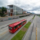 Avenida principal, Autopista Norte, avenida norte vacía con pocos buses públicos de transmilenio luego de que la ciudad de Bogotá ingresara en cuarentena estricta de 4 días y cierre del 8 de enero al 12 de enero en medio de la nueva pandemia de coronavirus en Bogotá, Colombia, el 8 de enero de 2020. (Foto de Sebastian Barros / NurPhoto a través de Getty Images)