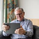 La edad de jubilación en Colombia es de 62 años para hombres y de 57 años para mujeres, que hayan cumplido las 1.300 semanas cotizadas (aproximadamente 26 años).