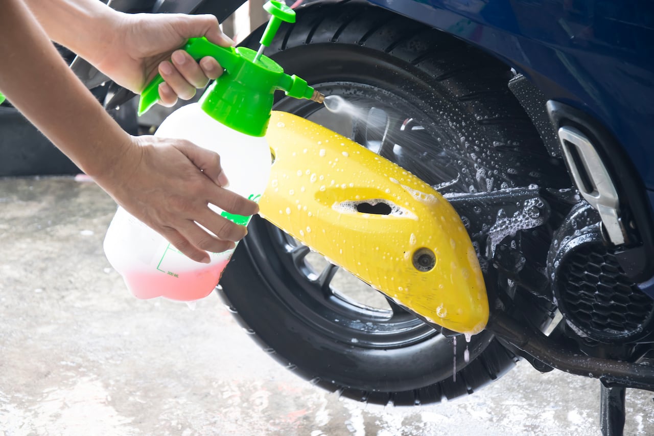 Lavar una moto debe hacerse de forma correcta para evitar fallos electrónicos y mecánicos.