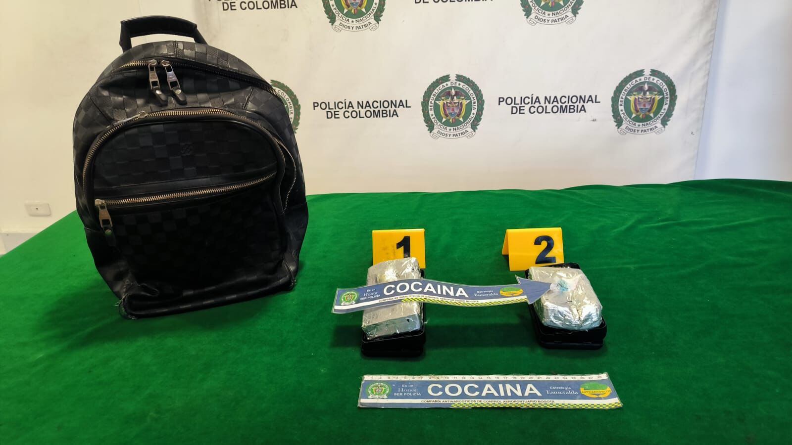 En pilas externas para celular una pareja pretendía llevar cocaína a Londres.