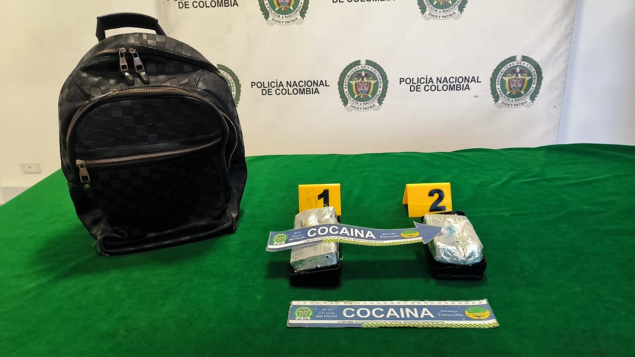 En pilas externas para celular una pareja pretendía llevar cocaína a Londres.