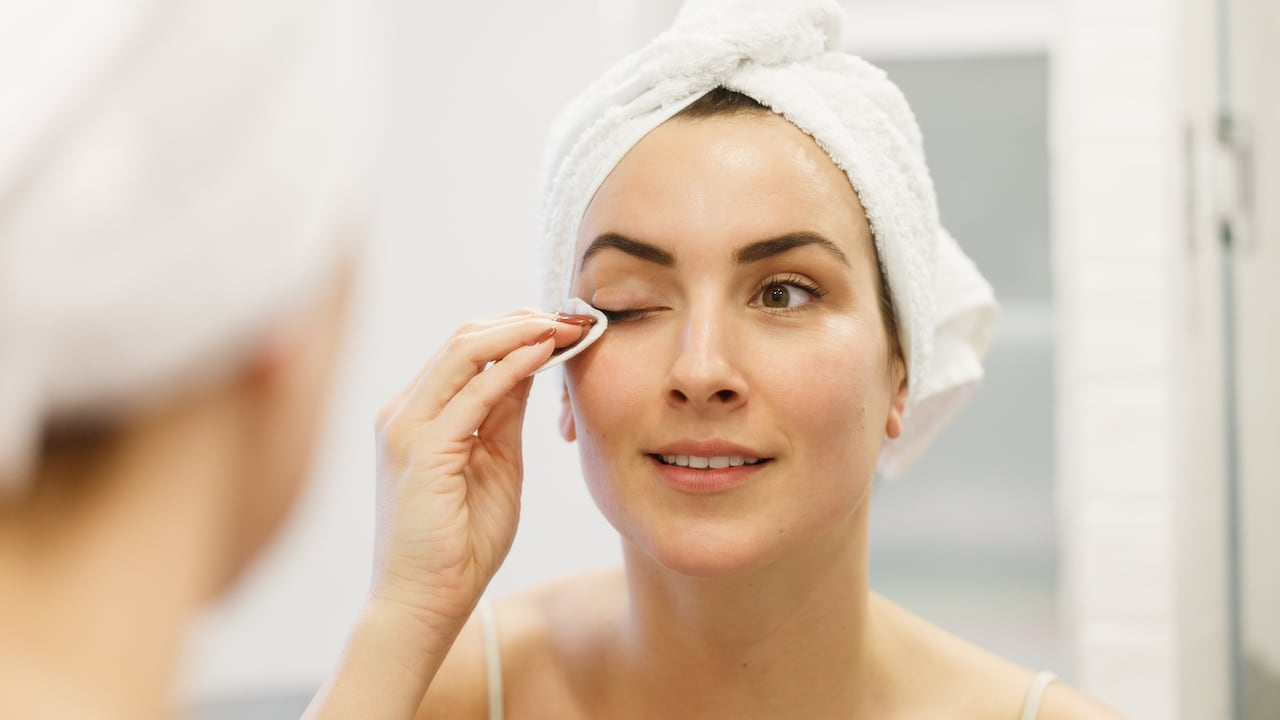 La rutina de cuidado facial es clave para mantener la piel sana.