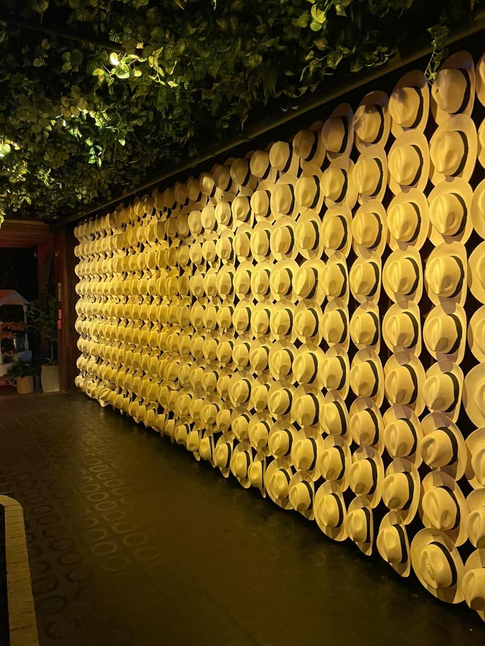Una pared de sombreros aguadeños recibe a los visitantes al lugar.